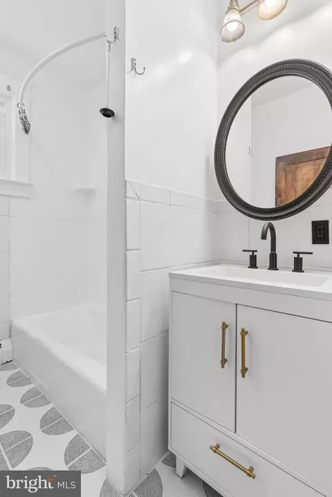 Bath - 4111 Lasalle Ave, Baltimore, MD 21206 photo 2 of 5