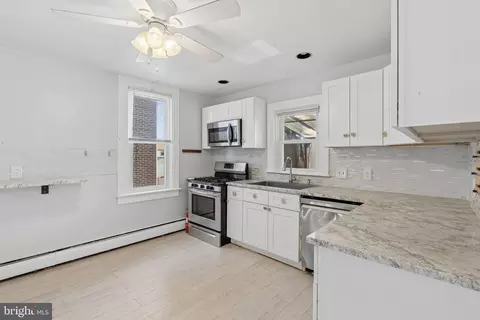 Entry Way - 4111 Lasalle Ave, Baltimore, MD 21206 photo 4 of 9