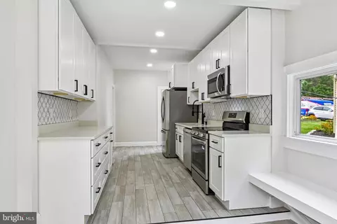 Entry Way - 3101 Echodale Ave, Baltimore, MD 21214 photo 2 of 10