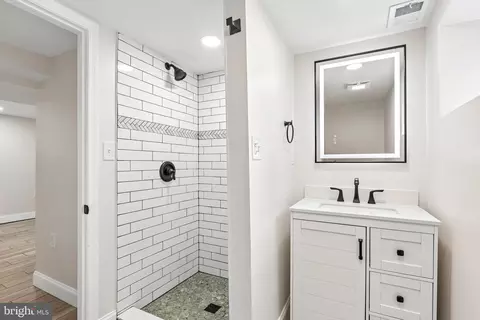 Bath - 3101 Echodale Ave, Baltimore, MD 21214 photo 3 of 3