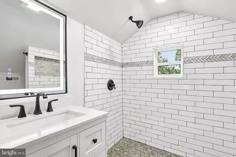 Bath - 3101 Echodale Ave, Baltimore, MD 21214 photo 2 of 3