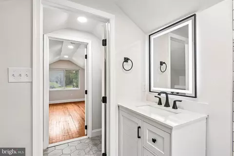 Entry Way - 3101 Echodale Ave, Baltimore, MD 21214 photo 5 of 10