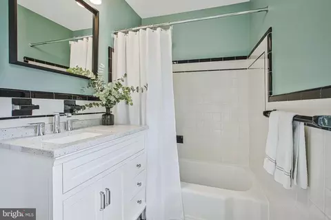 Bath - 5415 Springlake Way, Baltimore, MD 21212 photo 3 of 4