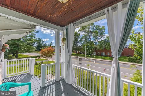 Exterior - 315 N Bend Rd, Baltimore, MD 21229 photo 2 of 5