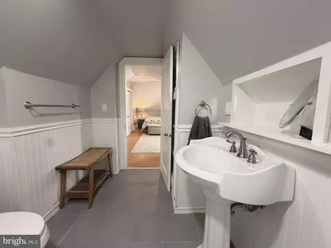 Entry Way - 6011 Eastern Pkwy, Baltimore, MD 21206 photo 5 of 6