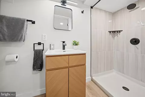 Bath - 3312 Brendan Ave, Baltimore, MD 21213 photo 1 of 2