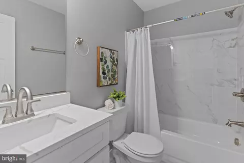 Bath - 5728 Clover Rd, Baltimore, MD 21215 photo 3 of 3