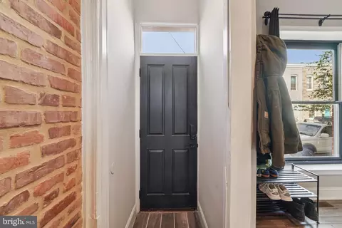 Entry Way - 147 N Streeper St, Baltimore, MD 21224 photo 4 of 9
