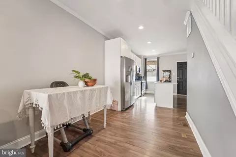 Entry Way - 147 N Streeper St, Baltimore, MD 21224 photo 6 of 9