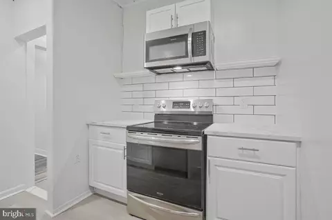 Entry Way - 2444 Callow Ave, Baltimore, MD 21217 photo 4 of 13
