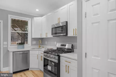 Entry Way - 1518 N Wolfe St, Baltimore, MD 21213 photo 8 of 12