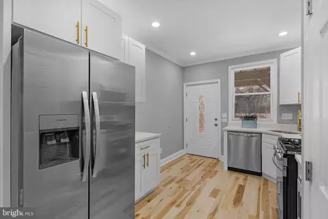 Entry Way - 1518 N Wolfe St, Baltimore, MD 21213 photo 7 of 12