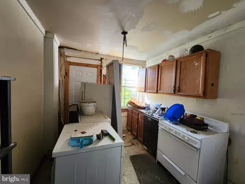 Entry Way - 1719 Baker St, Baltimore, MD 21217 photo 3 of 6