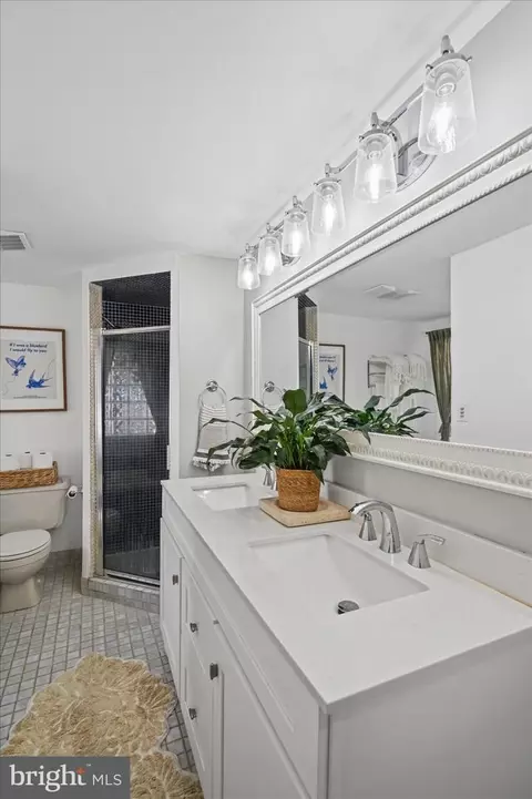 Bath - 1430 Jackson St, Baltimore, MD 21230 photo 2 of 5