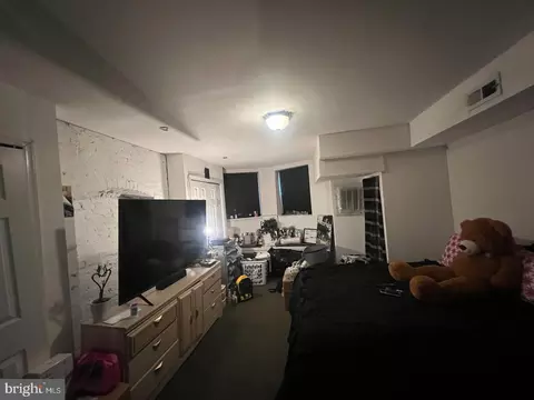 Bedroom - 2014 Park Ave, Baltimore, MD 21217 photo 2 of 2