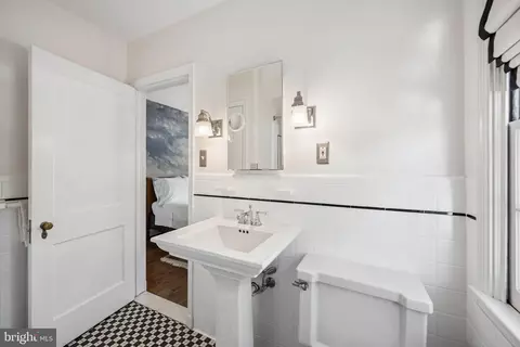 Bath - 7 Goodale Pl, Baltimore, MD 21212 photo 1 of 5