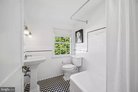 Bath - 7 Goodale Pl, Baltimore, MD 21212 photo 4 of 5