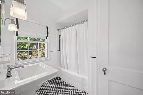 Bath - 7 Goodale Pl, Baltimore, MD 21212 photo 2 of 5