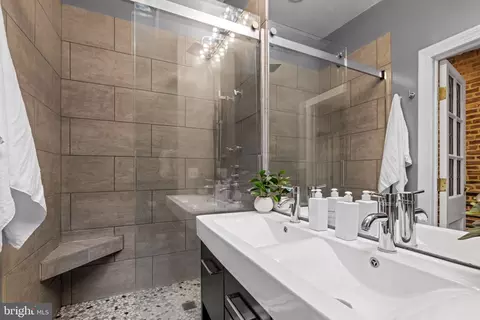 Bath - 637 S Belnord Ave, Baltimore, MD 21224 photo 3 of 4