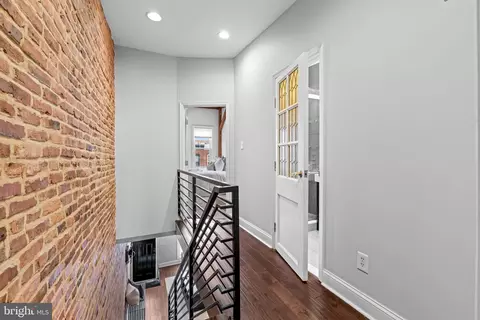 Entry Way - 637 S Belnord Ave, Baltimore, MD 21224 photo 4 of 6