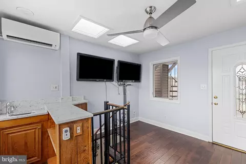Entry Way - 637 S Belnord Ave, Baltimore, MD 21224 photo 5 of 6