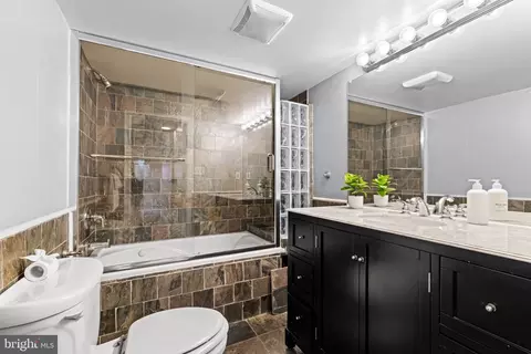 Bath - 637 S Belnord Ave, Baltimore, MD 21224 photo 1 of 4