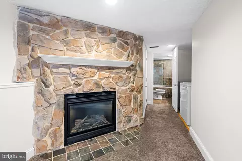 Entry Way - 637 S Belnord Ave, Baltimore, MD 21224 photo 3 of 6