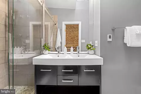 Bath - 637 S Belnord Ave, Baltimore, MD 21224 photo 2 of 4