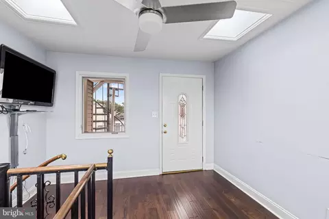 Entry Way - 637 S Belnord Ave, Baltimore, MD 21224 photo 6 of 6