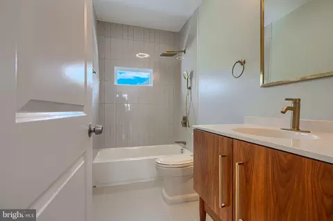 Bath - 4329 Falls Rd, Baltimore, MD 21211 photo 5 of 8