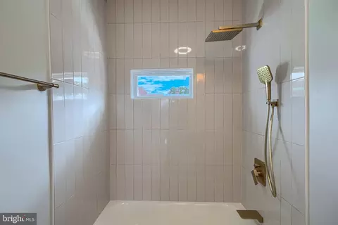 Bath - 4329 Falls Rd, Baltimore, MD 21211 photo 7 of 8