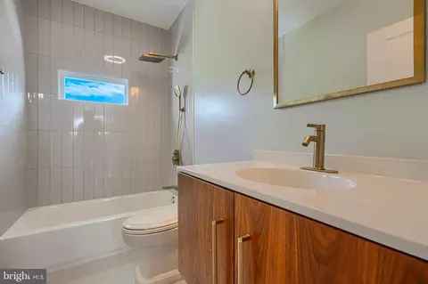 Bath - 4329 Falls Rd, Baltimore, MD 21211 photo 6 of 8