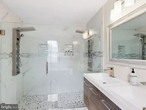 Bath - 4216 Elderon Ave, Baltimore, MD 21215 photo 3 of 5