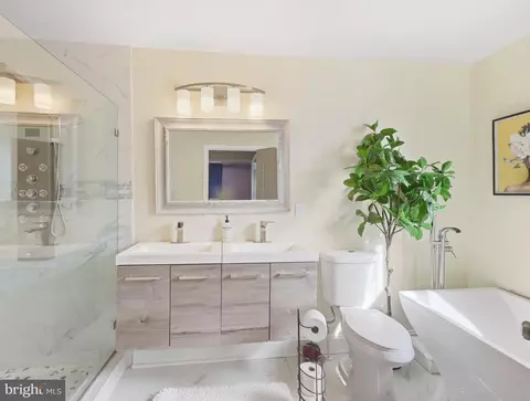 Bath - 4216 Elderon Ave, Baltimore, MD 21215 photo 2 of 5