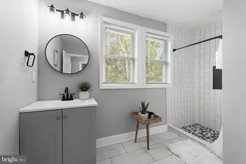 Bath - 2923 Silver Hill Ave, Baltimore, MD 21207 photo 3 of 6