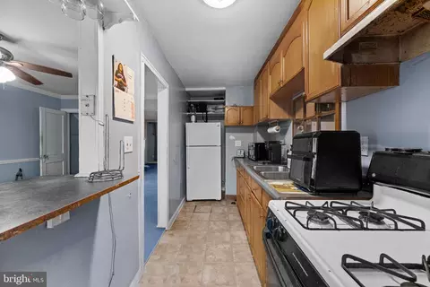 Entry Way - 5110 Chalgrove Ave, Baltimore, MD 21215 photo 4 of 7