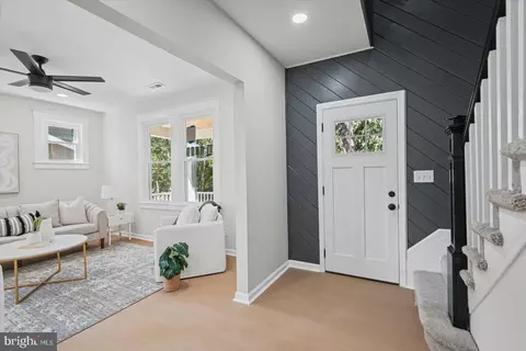 Entry Way - 609 Hollen Rd, Baltimore, MD 21212 photo 2 of 10