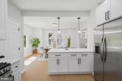 Entry Way - 609 Hollen Rd, Baltimore, MD 21212 photo 5 of 10