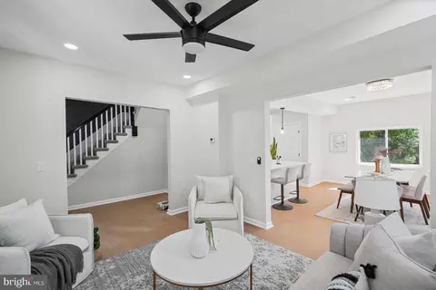 Entry Way - 609 Hollen Rd, Baltimore, MD 21212 photo 3 of 10