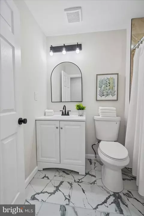 Bath - 609 Hollen Rd, Baltimore, MD 21212 photo 2 of 4