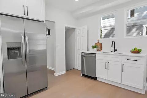 Entry Way - 609 Hollen Rd, Baltimore, MD 21212 photo 4 of 10