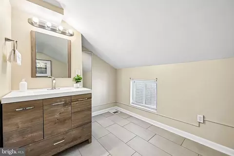 Bath - 308 S Regester St S, Baltimore, MD 21231 photo 3 of 4