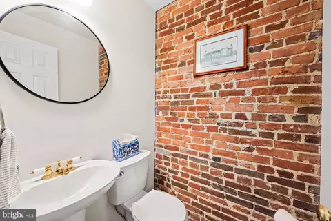 Bath - 1264 Battery Ave, Baltimore, MD 21230 photo 1 of 6