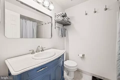 Bath - 1264 Battery Ave, Baltimore, MD 21230 photo 2 of 6
