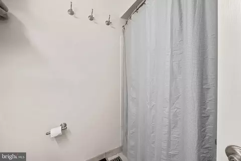 Bath - 1264 Battery Ave, Baltimore, MD 21230 photo 3 of 6