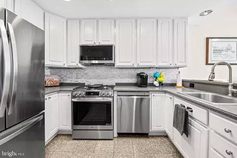 Kitchen - 1264 Battery Ave, Baltimore, MD 21230 photo 5 of 6