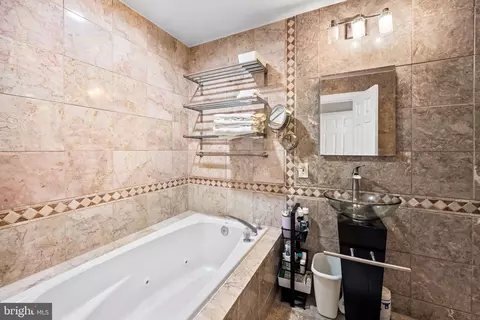 Bath - 1264 Battery Ave, Baltimore, MD 21230 photo 4 of 6