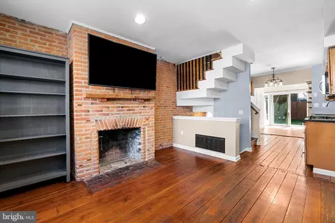 Living - 41 E Hamburg St, Baltimore, MD 21230 photo 2 of 3
