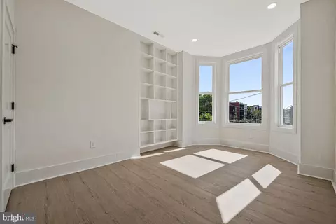 Living - 345 Robert St, Baltimore, MD 21217 photo 4 of 5