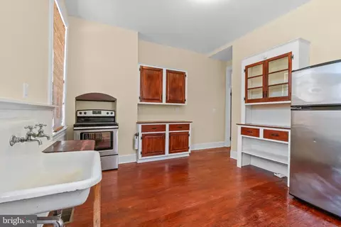 Entry Way - 2500 N Calvert St, Baltimore, MD 21218 photo 2 of 6